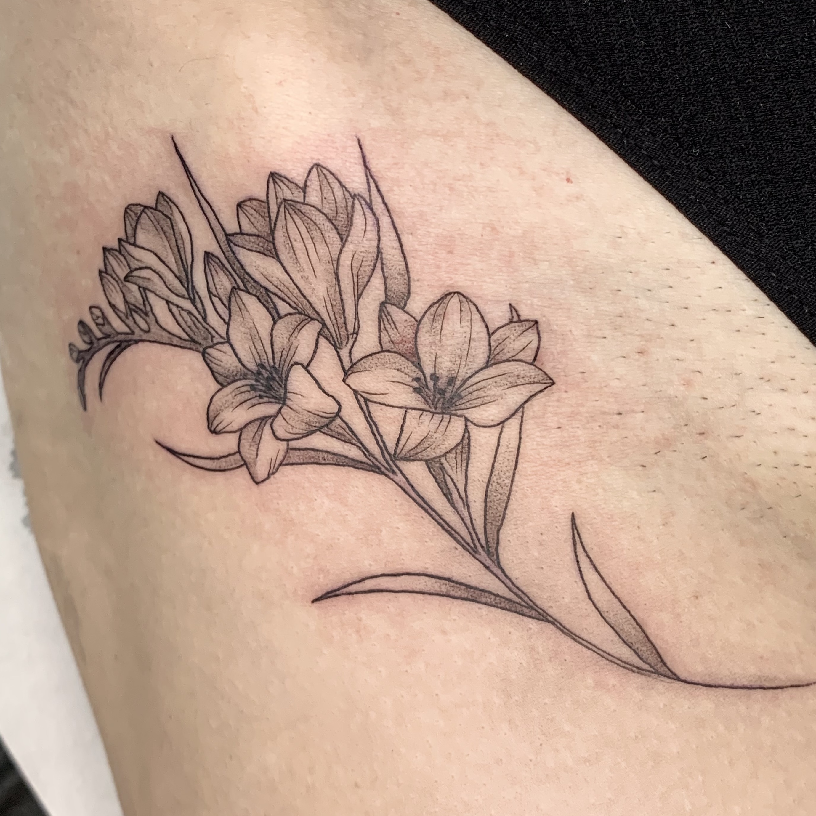 Tattoo tatuaje floral flores linea fina fineline delicado femenino elegante en Madrid