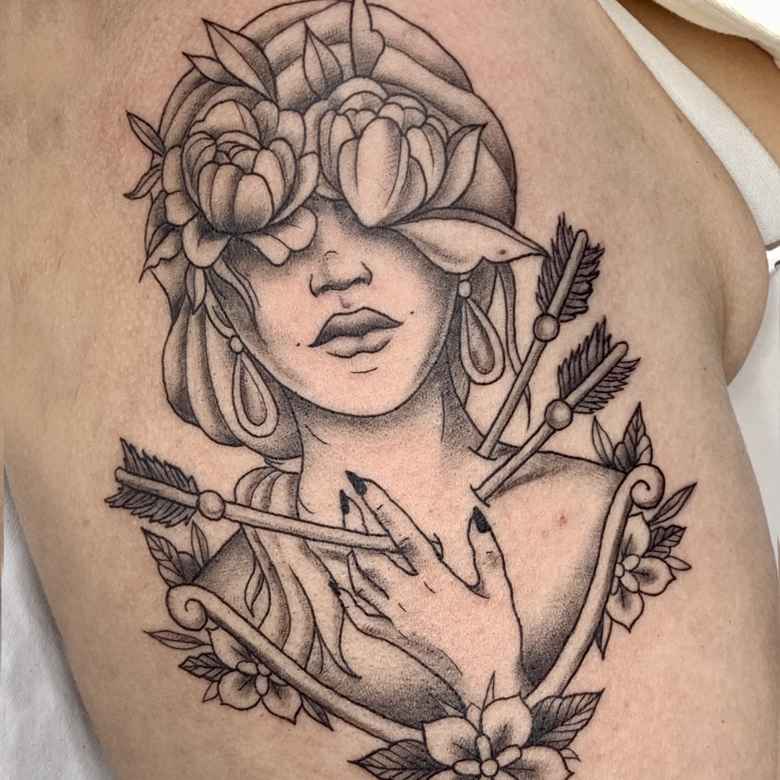 Tattoo tatuajes mujer flores flechas en el corazon fineline lineafina Rivas Vaciamadrid